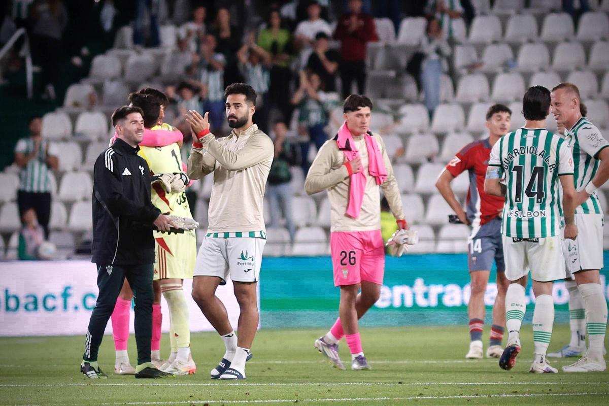Los jugadores del Córdoba CF se despiden de la afición en el último partido de la temporada 25-26.