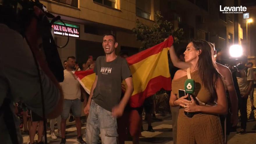Un centenar de ultras acosan a la prensa durante la concentración vigilada de Torre Pacheco