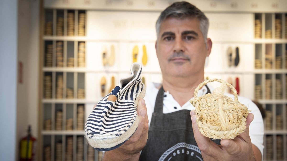 Miquel Quer, maestro zapatero de Toni Pons, muestra una zapatilla antigua y una actual Miquel Quer, maestro zapatero de Toni Pons, muestra una zapatilla antigua y una actual
