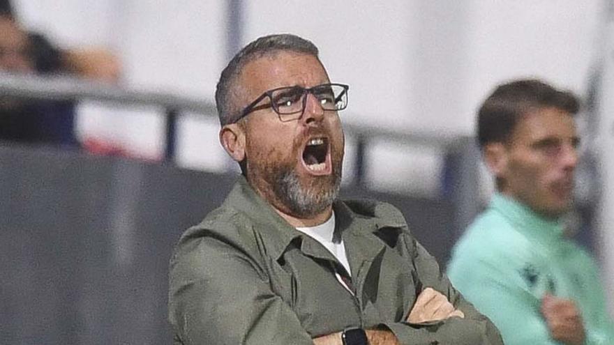 Javi Rey se desgañita en la banda del Nou Sardenya. | LOF