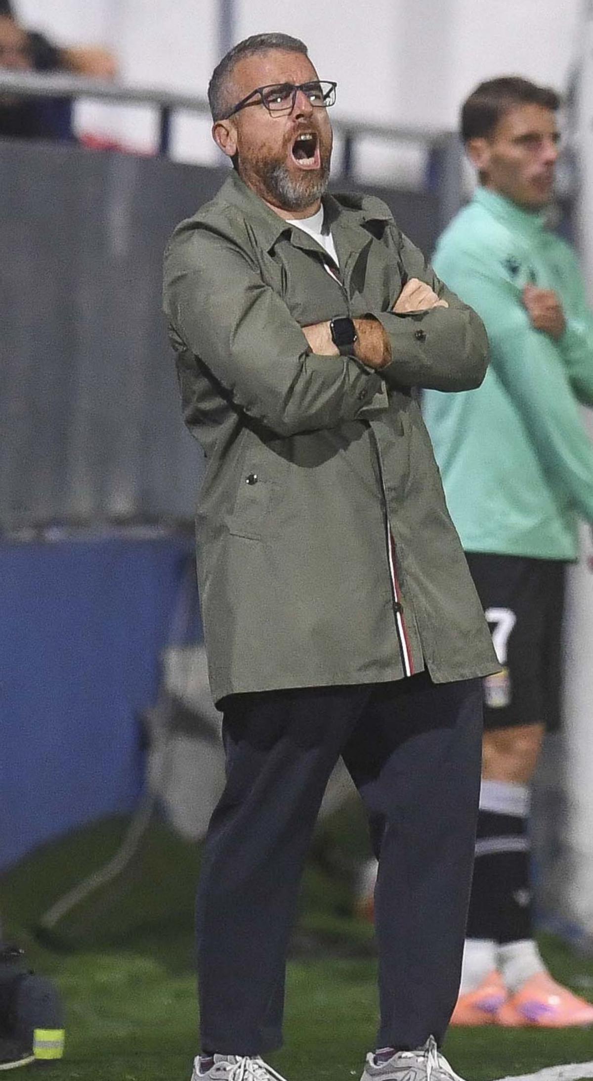 Javi Rey se desgañita en la banda del Nou Sardenya. | LOF