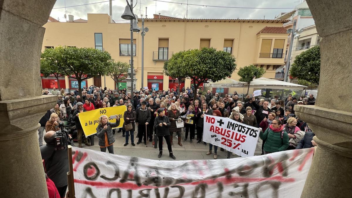 Protesta en las puertas del Ayuntamiento de Pineda de Mar por el aumento del IBI