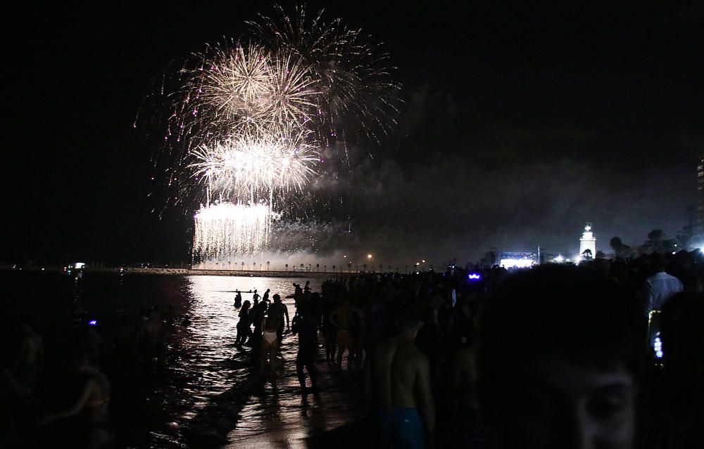 Como es tradición, el espectáculo pirotécnico da paso a días de fiesta en Málaga. Y como cada año, cientos de jóvenes siguieron los fuegos desde la playa de La Malagueta