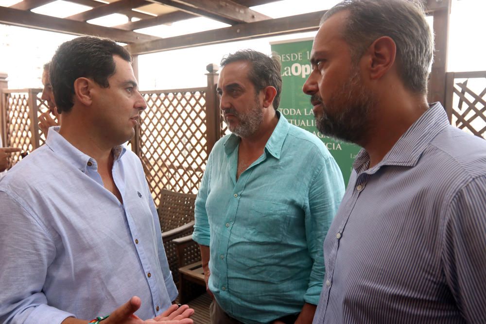 Cordial ambiente en la terraza de La Opinión, entre representantes políticos populares y socialistas a nivel regional y provincial.