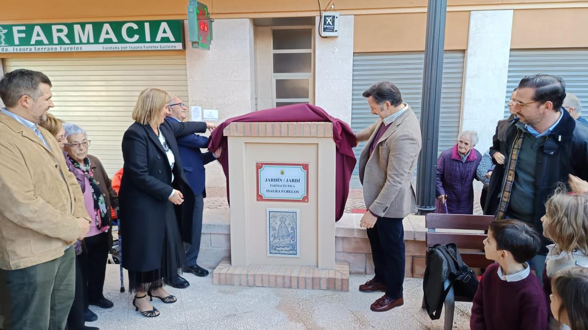El alcalde de Elche descubre la placa con el marido de Furelos.