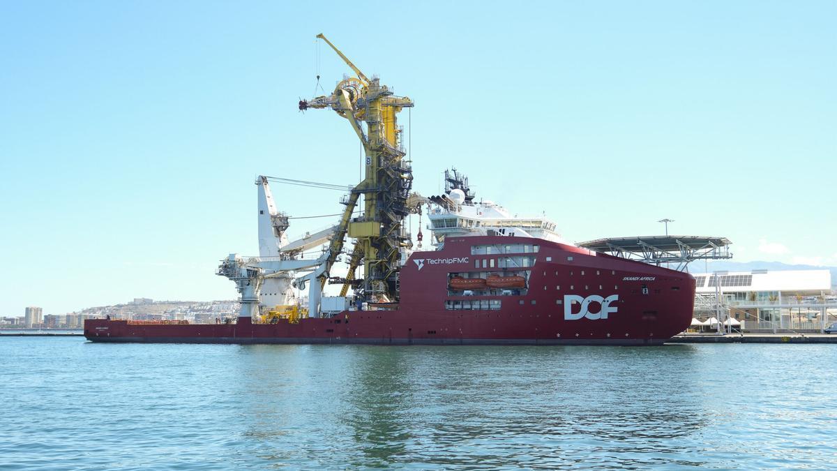 La grúa amarilla del 'Skandi África' emerge desde el Muelle Santa Catalina