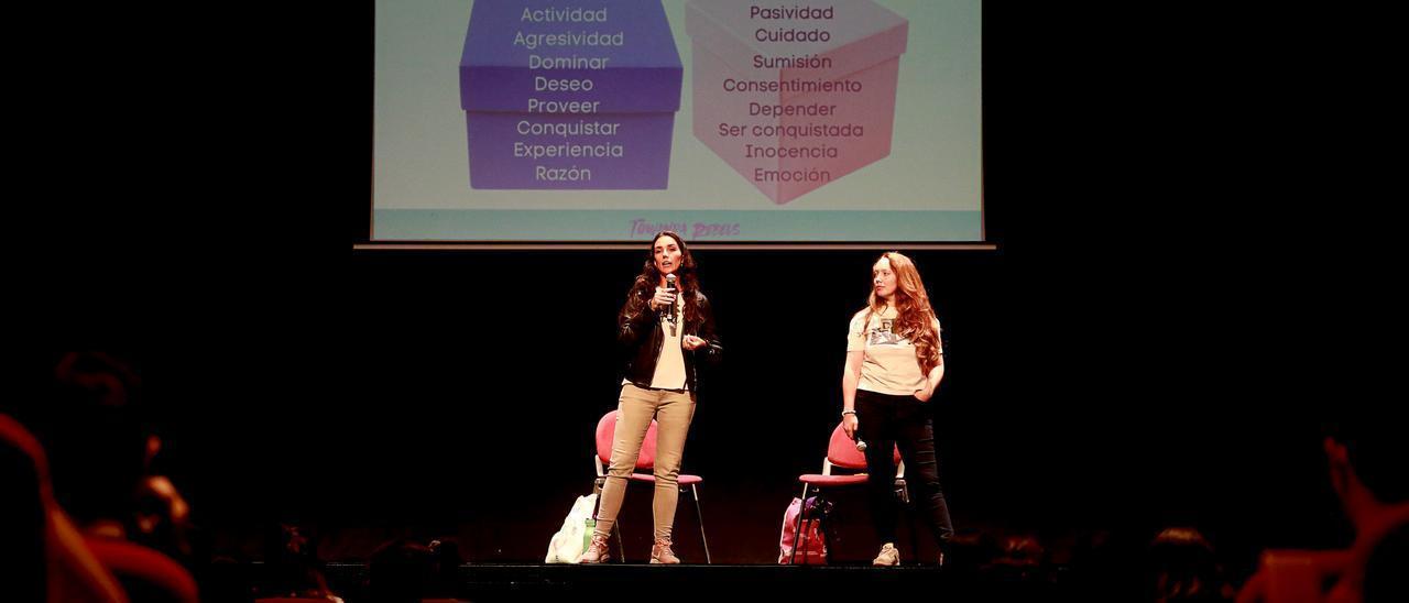 Teresa Lozano y Zua Méndez, durante su última charla, ayer, en el auditorio de Can Ventosa.