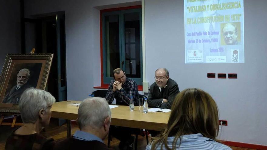 Roberto Petón (PSOE de Laviana) y Leopoldo Tolivar Alas, durante la charla en Pola de Laviana.