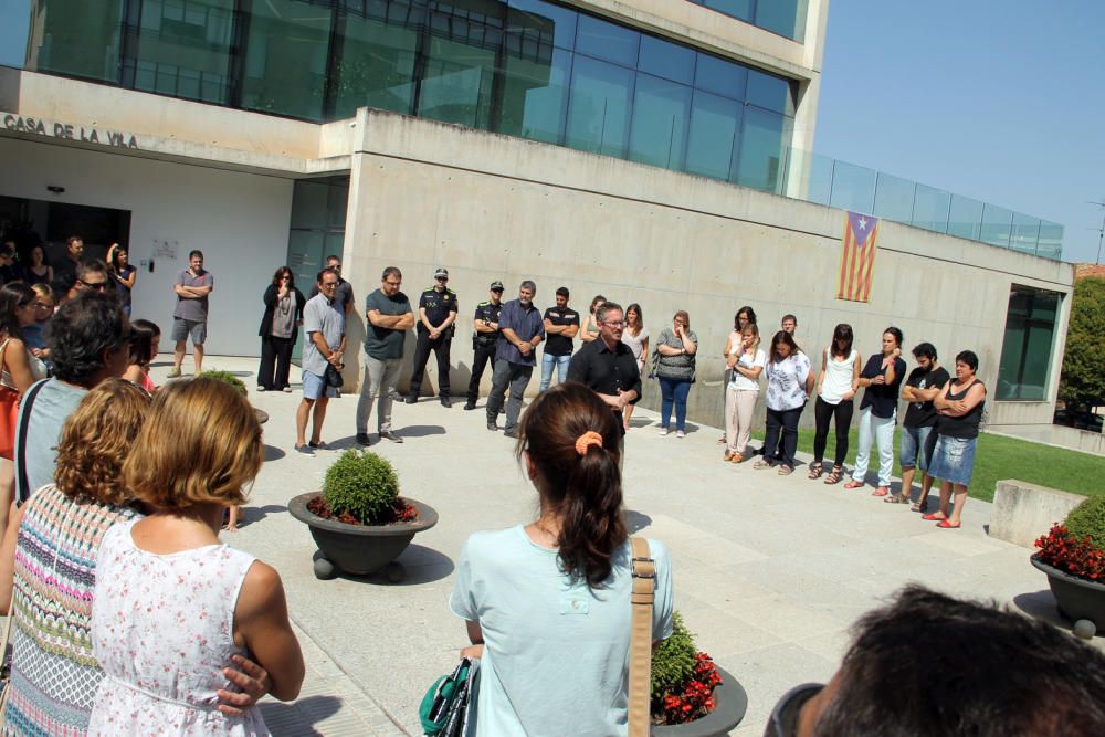 Minut de silenci davant la casa de la vila de Sant fruitós.