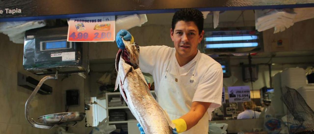 El pescadero avilesino Samuel Guillén muestra una merluza “de pincho” de diez kilos.