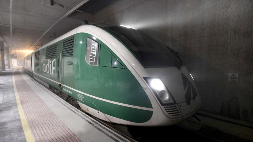 Así ha entrado el primer tren que circula por las vías del AVE a la estación del Carmen