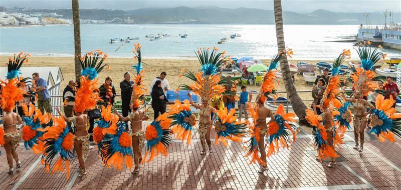 Carnaval al sol en la playa de Las Canteras