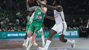 ATHENS (Greece), 06/03/2025.- Panathinaikos Juancho Hernangomez (L) in action against Real Madrids Usman Garuba (R), during the Euroleague basketball match between Panathinaikos Athens and Real Madrid, held at the OAKA Indoor Hall in Athens, Greece, 06 March 2025. (Baloncesto, Euroliga, Grecia, Atenas) EFE/EPA/PETE ANDREOU