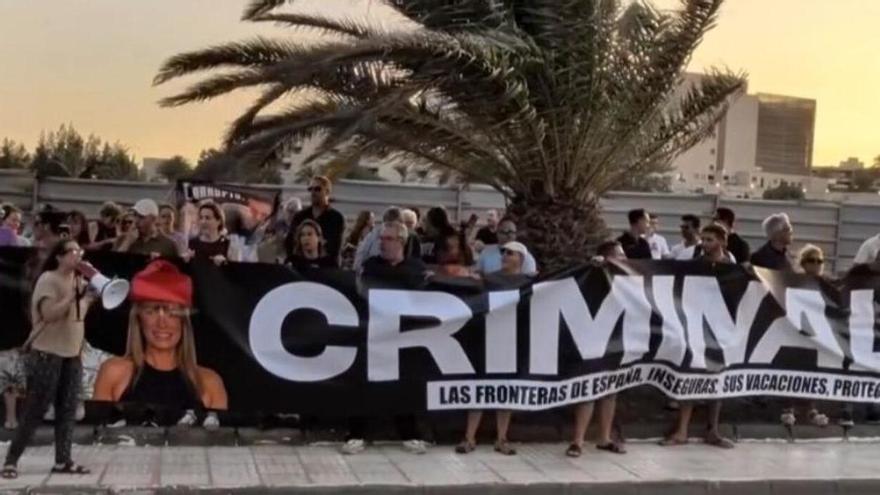 Protesta convocada por Hazte Oír frente a La Mareta, en Costa Teguise (Lanzarote)