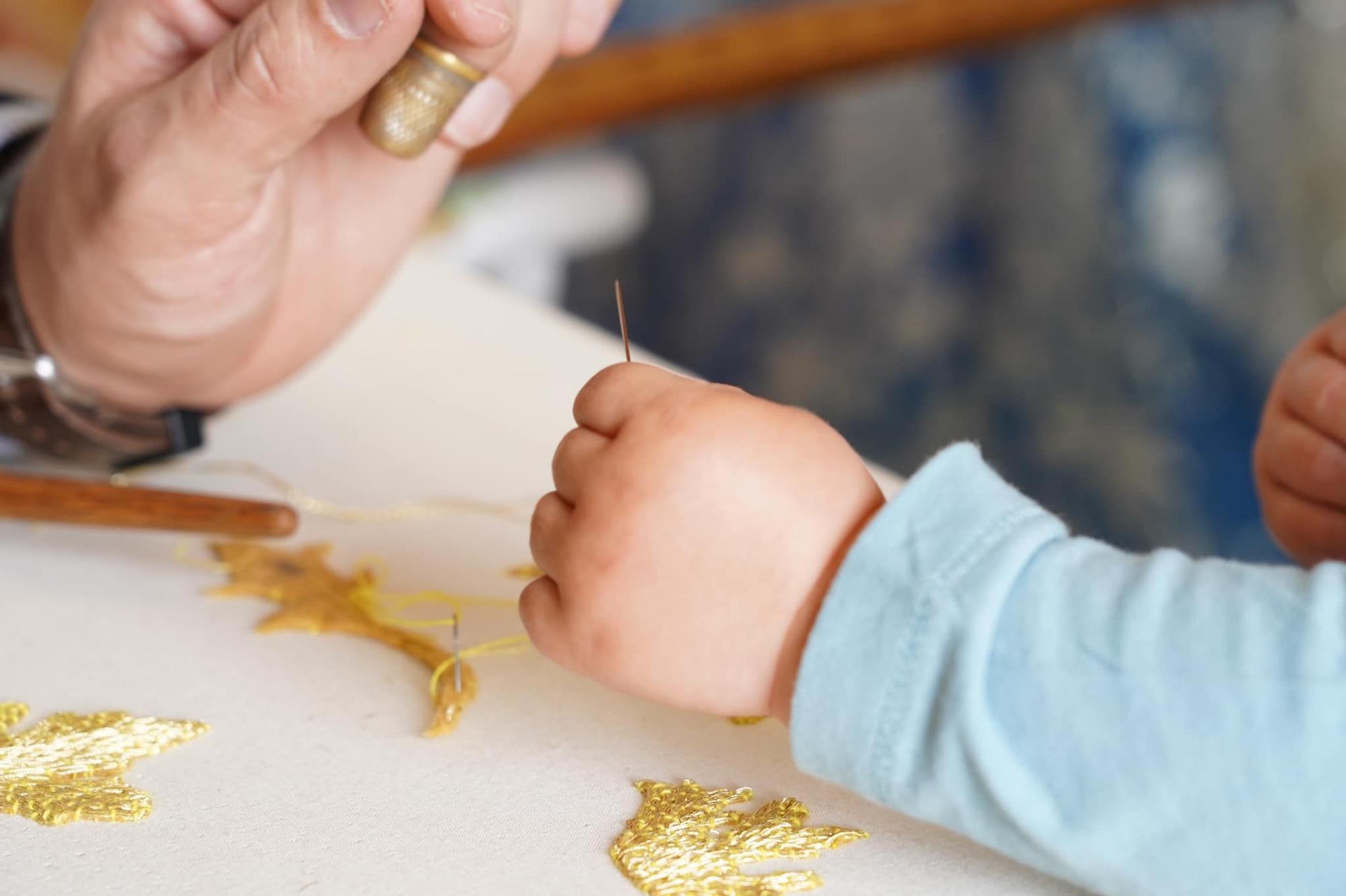 Ultimas puntadas del manto de la Virgen "Un Poco de Muchos"