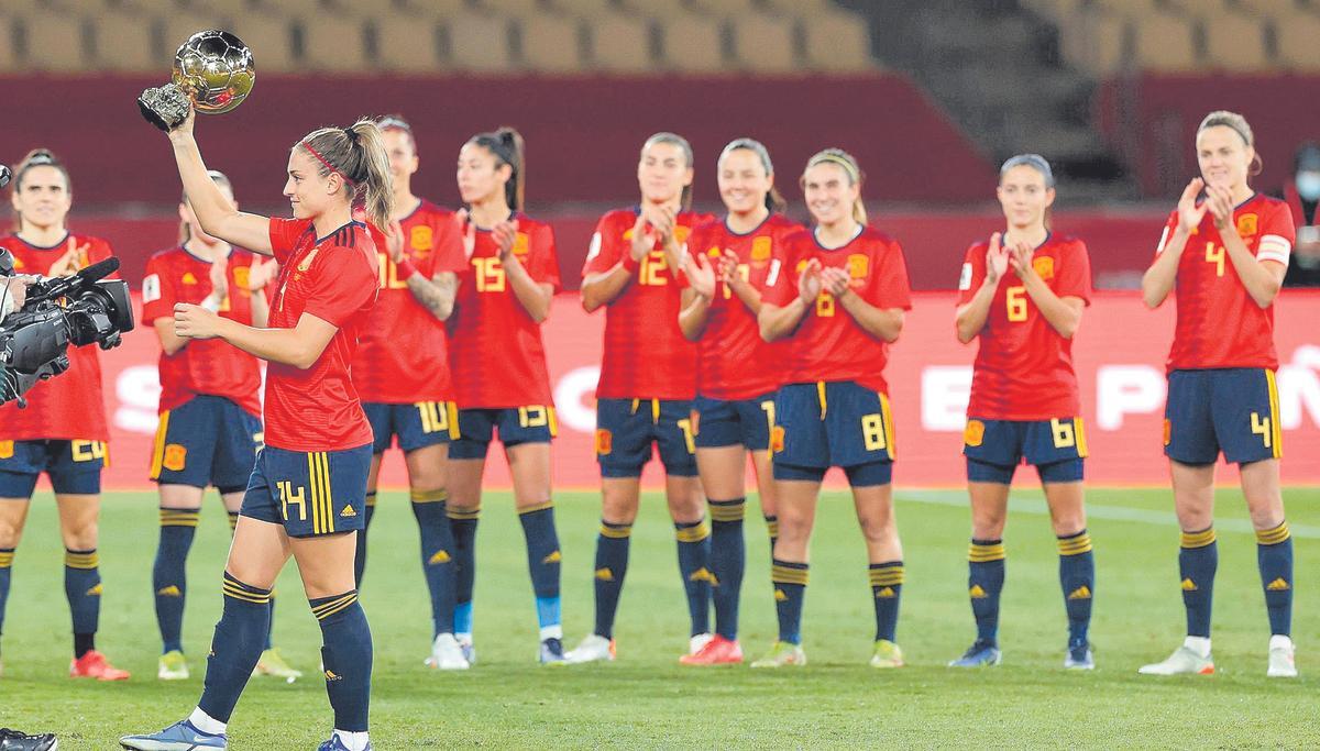 Alexia Putellas, aplaudida por sus compañeras de la Selección