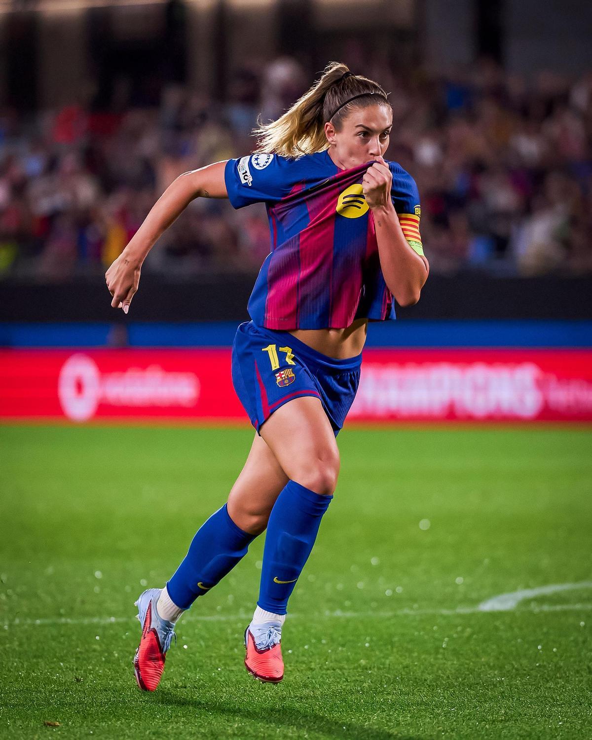 Alexia Putellas celebró su gol al Bayern con un beso al escudo del Barça