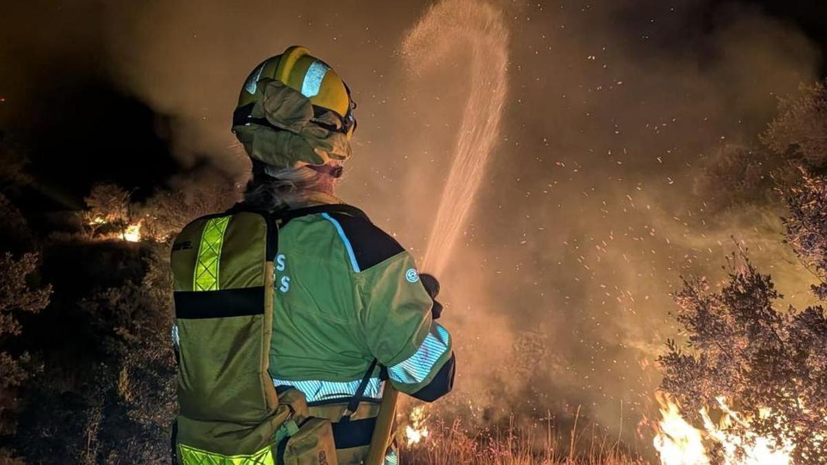 Un bombero lucha durante una noche contra el fuego en el incendio de Tírig.