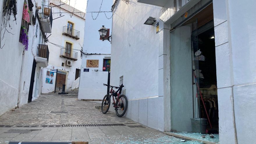 Revientan la puerta de cristal de un negocio en Ibiza