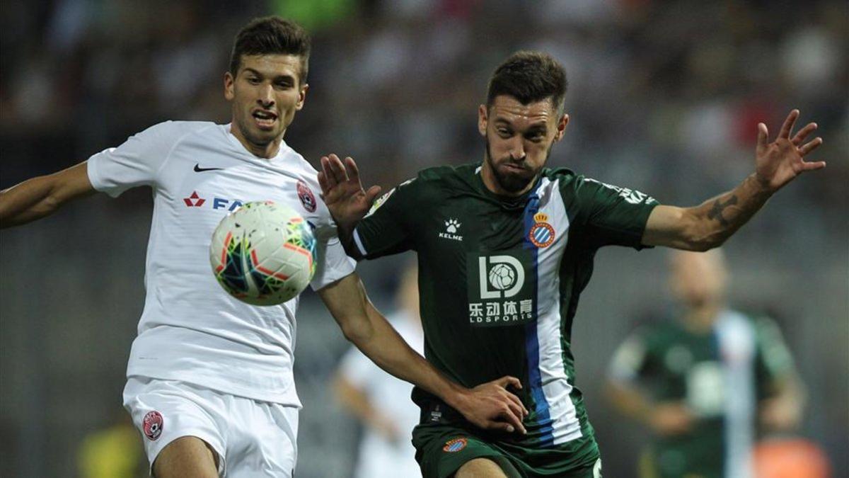 Ferreyra disputa un balón con un jugador del Zorya en la fase previa de la Europa League.