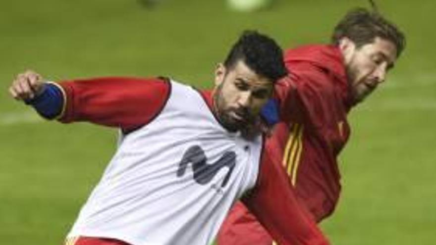 Diego Costa y Ramos pugnan en el entrenamiento de ayer.