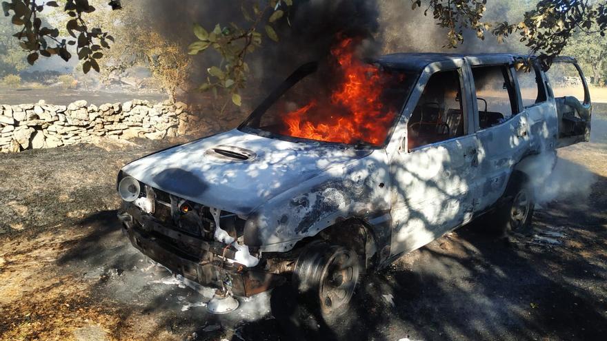 Un vehículo arde en este pueblo de Zamora