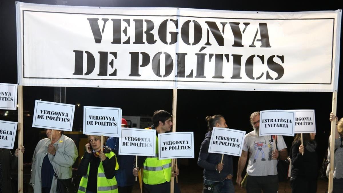 Protesta durante el mitin de JxCat en Lledoners.