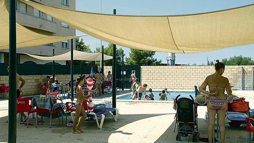 Varios niños y niñas jugando en la piscina de sa Cabana.