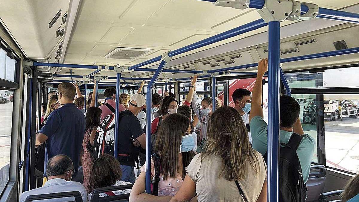 Los pasajeros sin cumplir el protocolo en el autobús que va desde el avión hasta la terminal de Son Sant Joan.