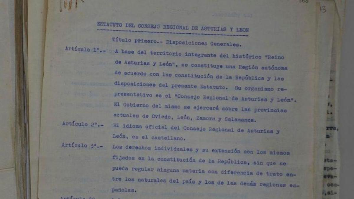 Primera página de las diecisiete que integran el proyecto de "Estatuto del Consejo Regional de Asturias y León".