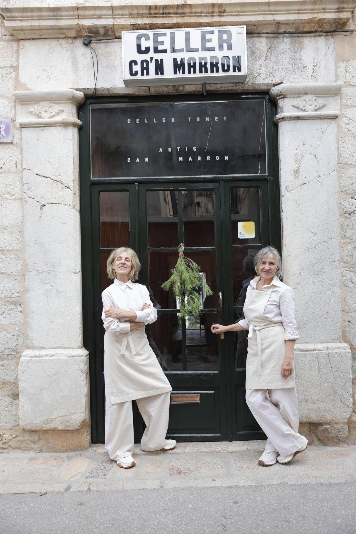 Die Solivellas-Schwester vor dem Celler Tonet in Inca.