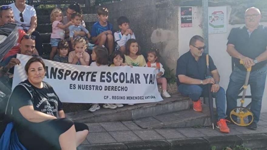 Los escolares y otros participantes en la marcha del pasado 18 de septiembre, entre ellos el alcalde de Langreo, segundo por la derecha.