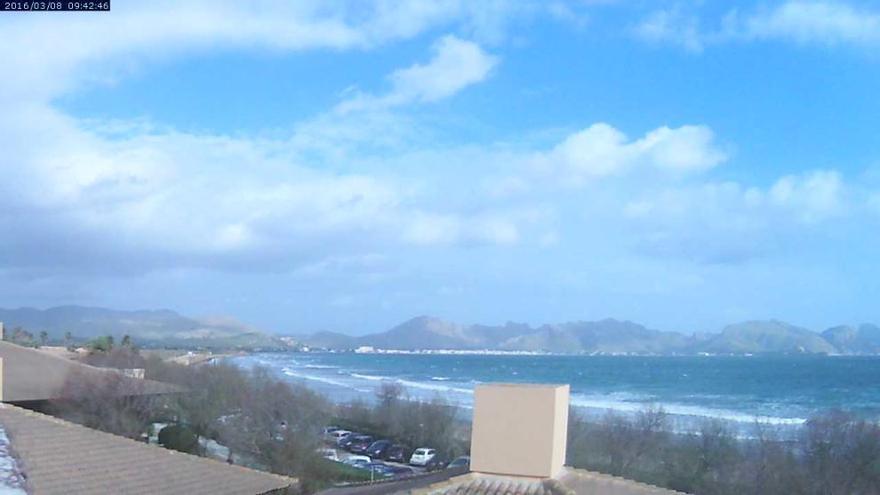 Der blaue Himmel täuscht: Am Dienstagvormittag (8.3.) war es windig und kalt in Port de Pollença