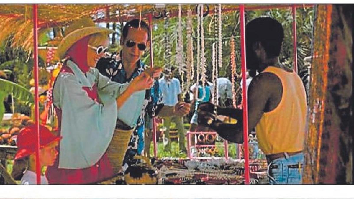 Fotogramas de «Tacones lejanos» ambientado en Elche, con el Hort de Travalon Baix convertido en un lugar de la Isla de Margarita para dar forma al recuerdo de la protagonista.