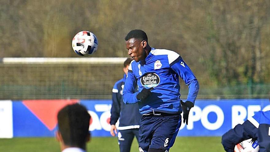 Uche remata de cabeza en un entrenamiento. |  // VÍCTOR ECHAVE