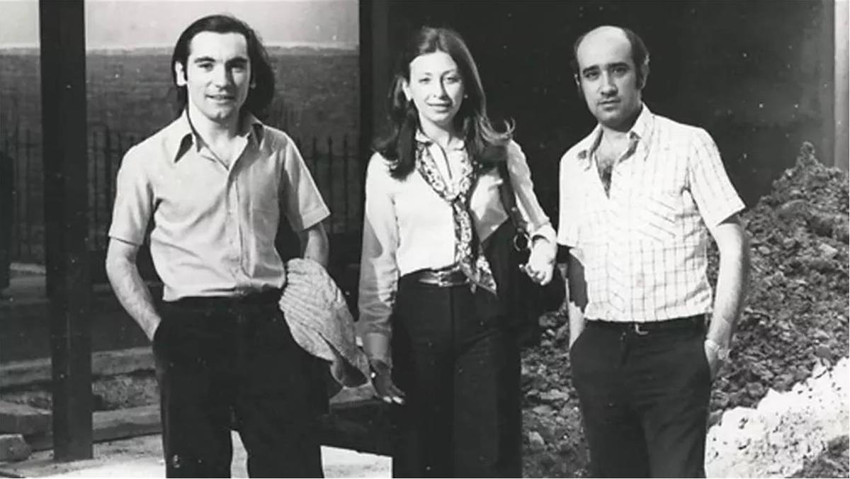 Jesús Castellanos, en su etapa universitaria, con la profesora de Bioestadística Maite Lamata y su mentor, Juan Luis Carrillo Martos, en el Hospital Civil en 1978.