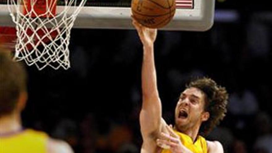 Gasol dejó bien a Bryant y logró el primer título con los Lakers