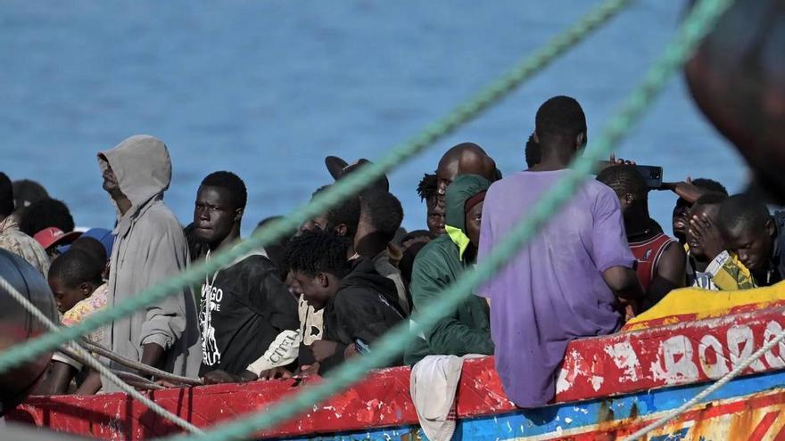 El Gobierno busca ubicaciones para los migrantes de Canarias entre disputas políticas y silencio de las oenegés