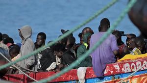 Fotografía del pasado 11 de octubre de un cayuco con 152 inmigrantes de origen subsahariano a bordo llegando al puerto de La Restinga.