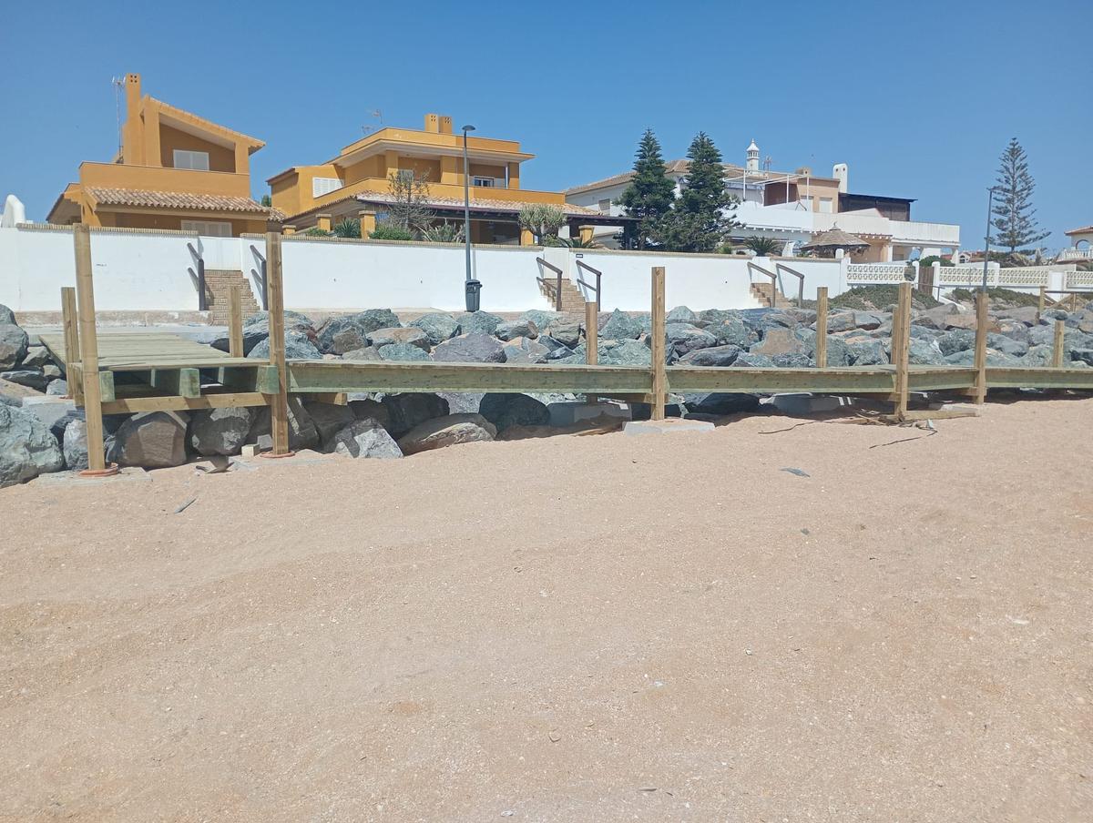 Nuevas rampas accesibles y escaleras en el paseo marítimo de Matalascañas. Nuevas rampas accesibles y escaleras en el paseo marítimo de Matalascañas.