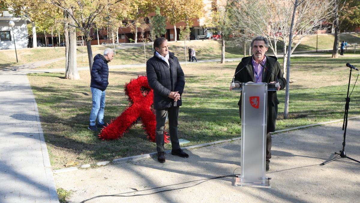 Francisco Javier Falo y Ángel Lorén (izquierda), esta mañana, en el parque Bruil ante el monolito de homenaje a las víctimas de sida.