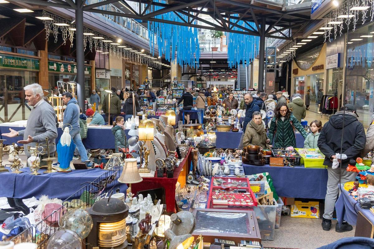 Do aritmómetro ao Playmobil sen esquecer o máis 'vintage': a Feira de Antigüidades triunfa en Área Central