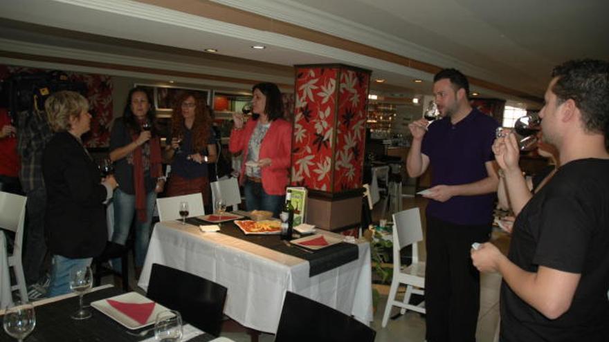 Degustación de vino ofrecida por la empresa en un restaurante de Vélez.