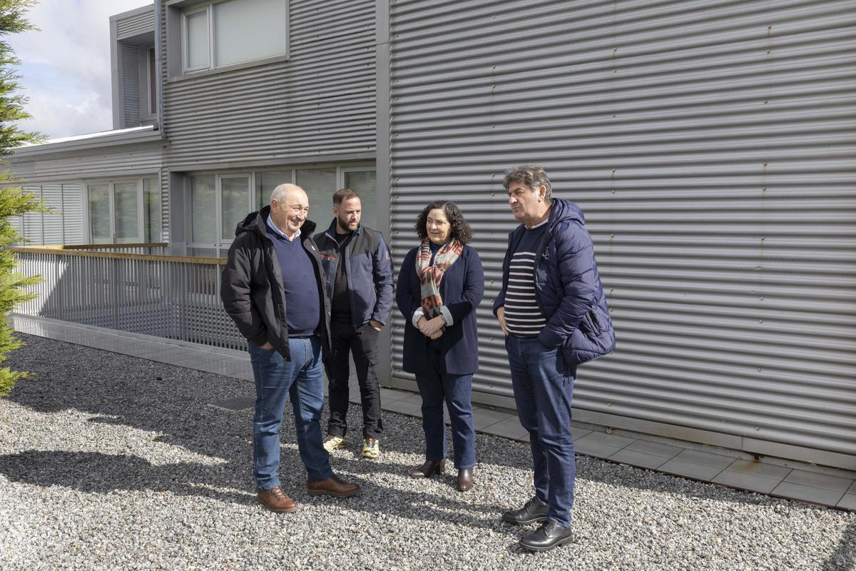 O alcalde, á dereita, coa delegada da Xunta e concelleiros en Olveiroa.