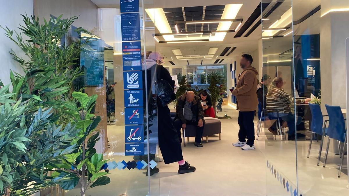 Acceso principal a la oficina remodelada de SUMA en Torrevieja