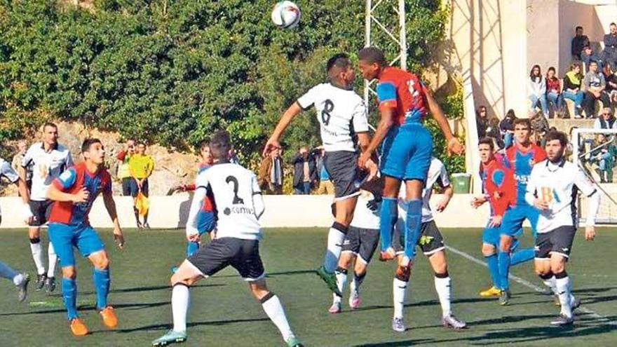 Imagen del duelo que ayer jugaron el Llosetense y el Atlético Levante.