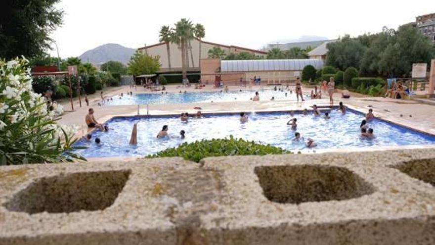 Usuarios de la piscina municipal de Petrer bañándose durante la tarde de ayer.