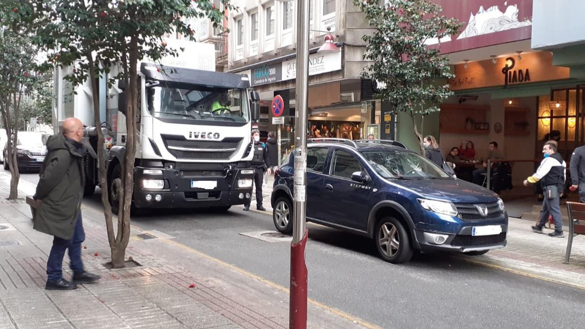 El turismo mal aparcado, el camión y otros coches &quot;atrapados&quot;