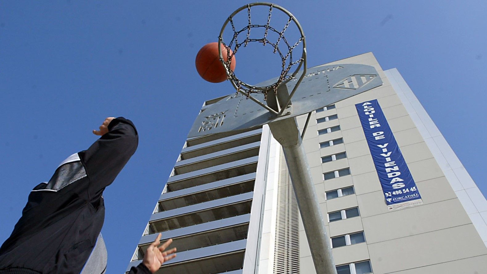 Canasta de baloncesto en Diagonal Mar