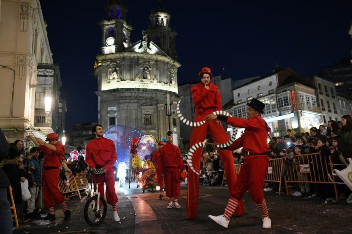 Un grupo de zancudos a su paso por la Praza da Peregrina. |   // GUSTAVO SANTOS